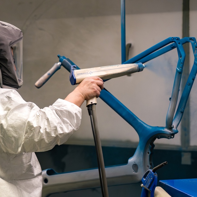 Norta lakker bezig met Arctic Blue blauwe verf