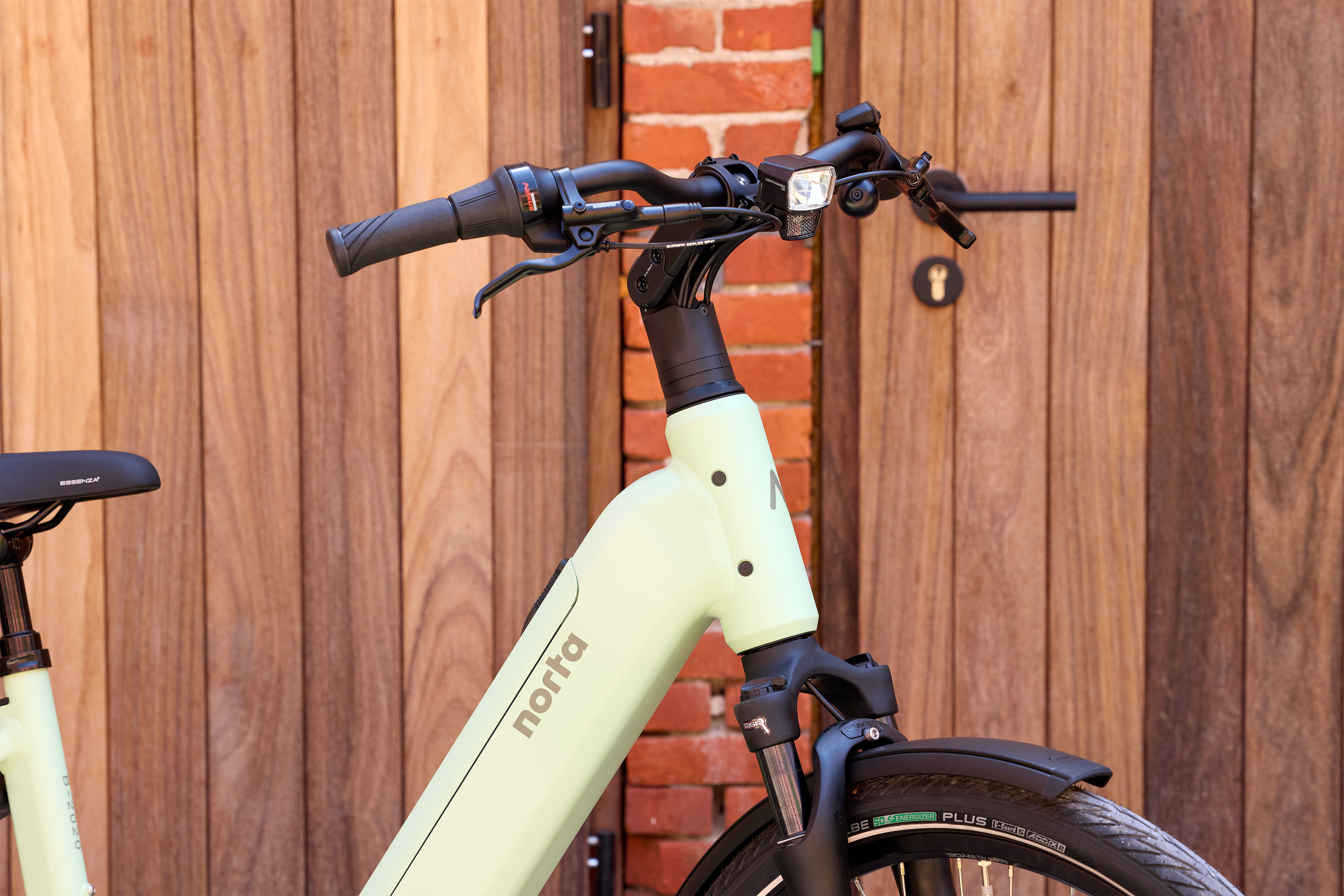 Een pastelgroene fiets van Norta.